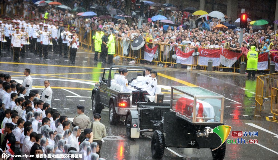 民眾冒雨在街頭守候 民眾冒雨在街頭守候