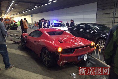 一輛蘭博基尼與一輛法拉利發(fā)生事故，現(xiàn)場狀況慘烈