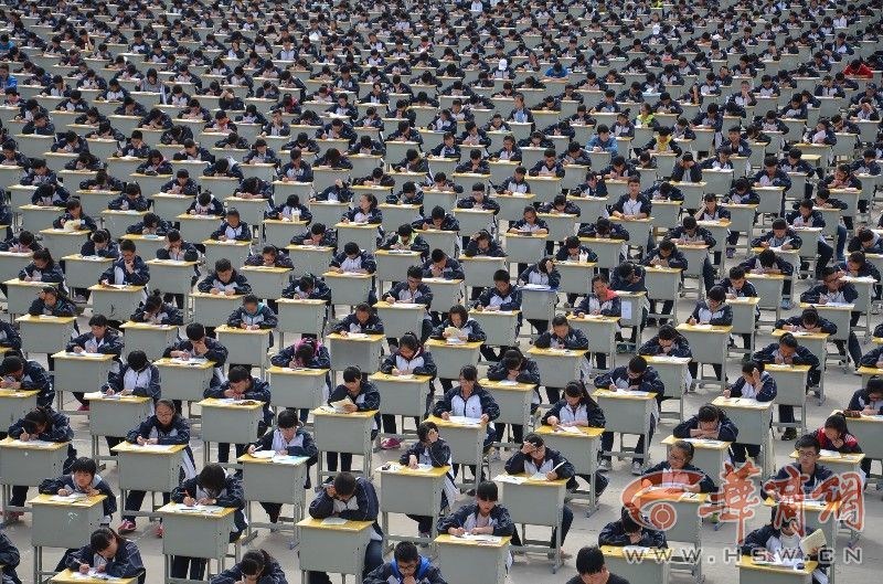 陜西宜川中學(xué)1700多考生操場考試 陜西宜川中學(xué)1700多考生操場考試