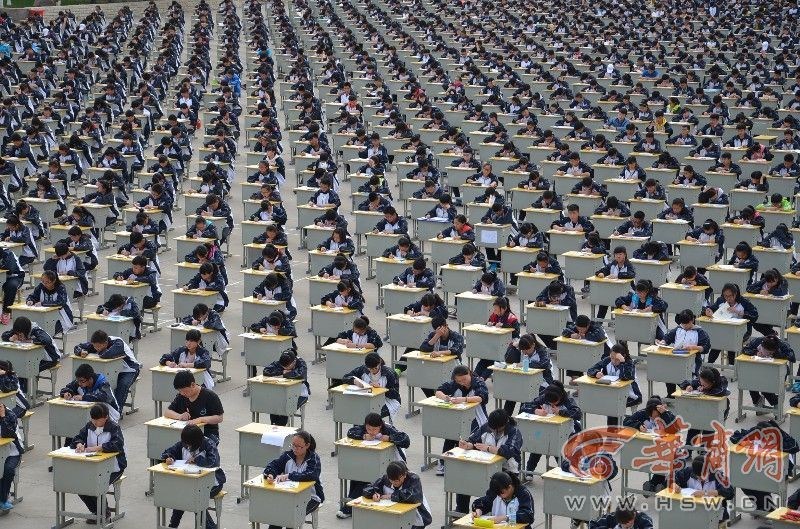 陜西宜川中學(xué)1700多考生操場考試 陜西宜川中學(xué)1700多考生操場考試
