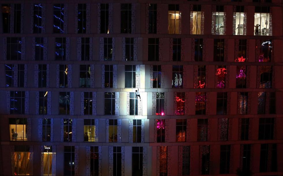 法國“蜘蛛人”夜攀世界最高扭曲大廈場面驚險 法國“蜘蛛人”夜攀世界最高扭曲大廈場面驚險