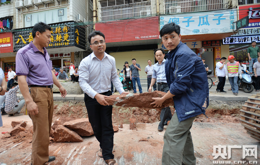 一旦發(fā)現(xiàn)恐龍蛋化石，及時上報，通知公安和文物部門進(jìn)行保護(hù)。