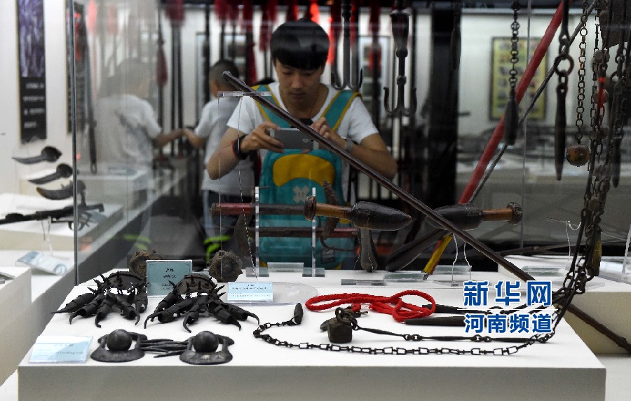 4月26日，參觀者在兵器展覽館內(nèi)拍攝展品。