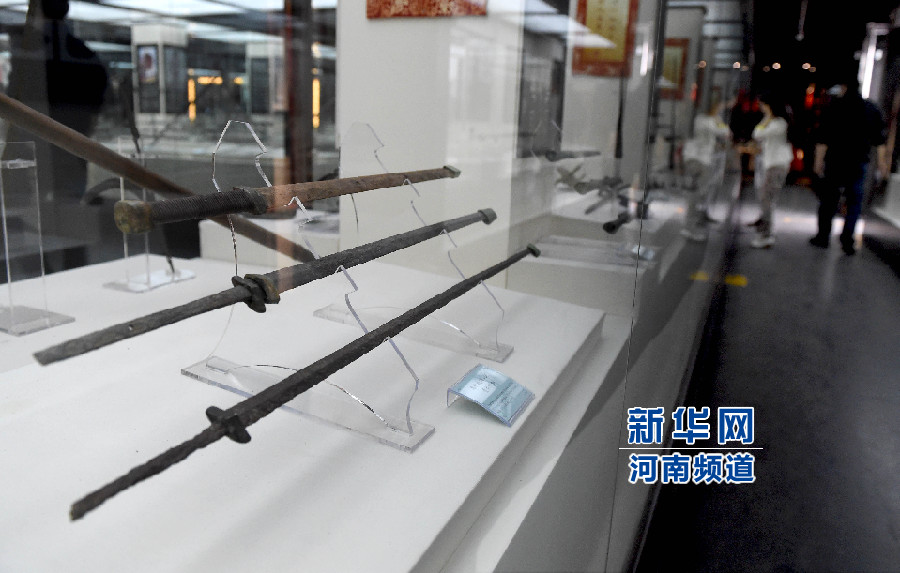 4月26日，參觀者在兵器展覽館內(nèi)參觀。