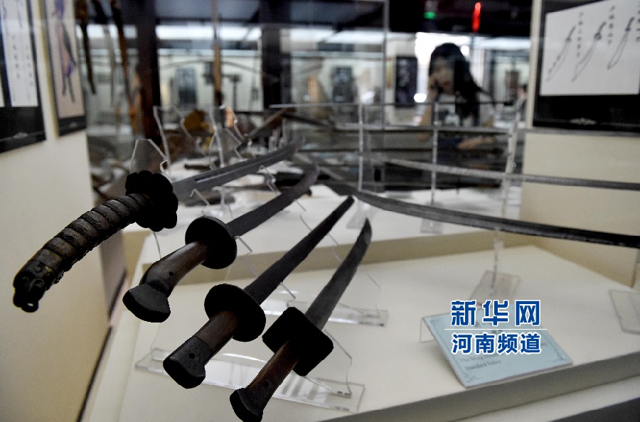 4月26日，參觀者在兵器展覽館內(nèi)參觀。