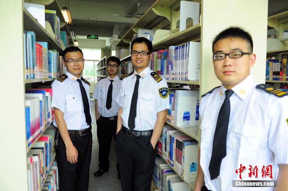 武漢高?！皠?lì)志保安團(tuán)” 集體考上研究生