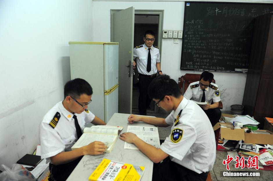 武漢高?！皠?lì)志保安團(tuán)” 集體考上研究生