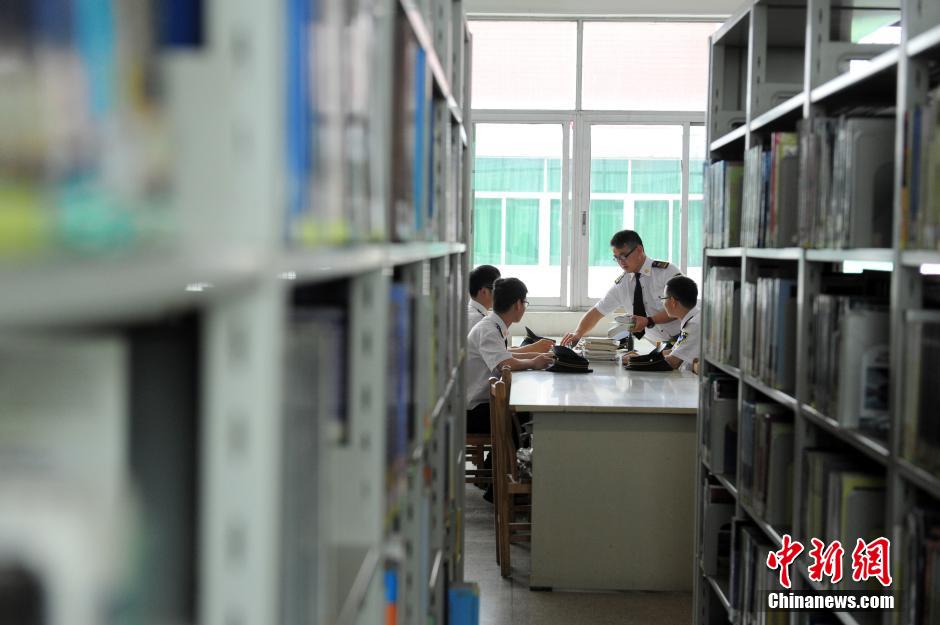 5月8日，武漢輕工大學(xué)保安吳濤、江力、黃凱、萬文杰在圖書館學(xué)習(xí)中。中新社發(fā) 張暢 攝