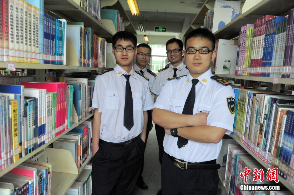 　5月8日，武漢輕工大學(xué)圖書館保安吳濤、江力、黃凱、萬文杰。中新社發(fā) 張暢 攝