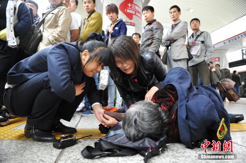 74歲老太地鐵站臺摔倒稱“有老保，不訛人”