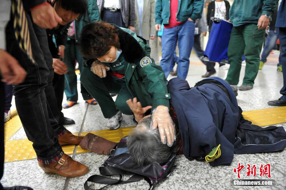 74歲老太地鐵站臺摔倒稱“有老保，不訛人”
