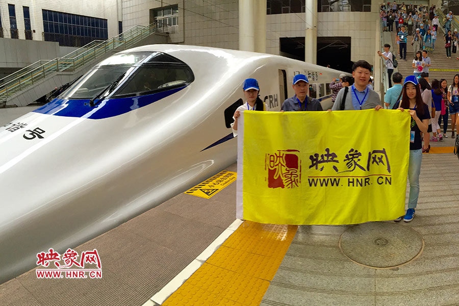 映象網(wǎng)友現(xiàn)場感受城鐵的“速度與激情” 映象網(wǎng)友現(xiàn)場感受城鐵的“速度與激情”