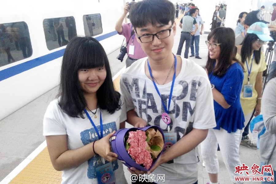 大學生情侶站臺深情告白 大學生情侶站臺深情告白