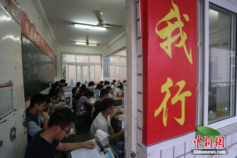 河南考生備戰(zhàn)高考 標(biāo)語口號(hào)貼滿教室