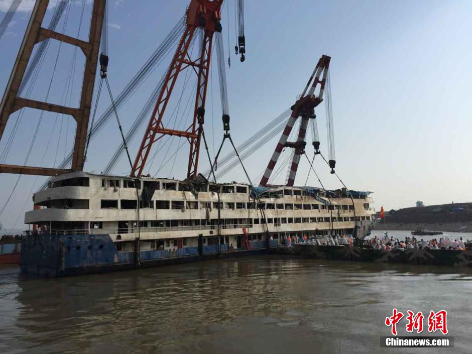 消防官兵進入“東方之星”艙內(nèi)進行破拆和搜救