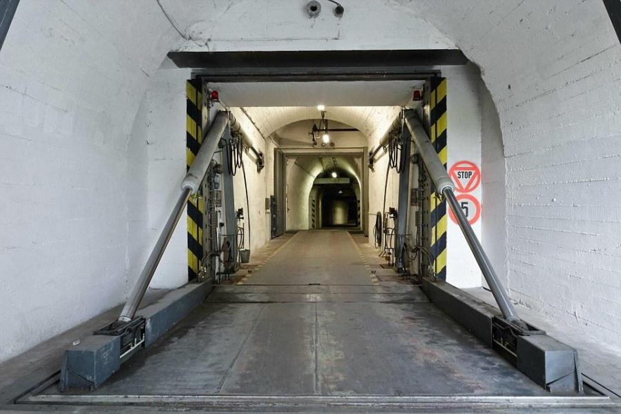 圖為地堡內(nèi)的通道，皆配備攝像頭。