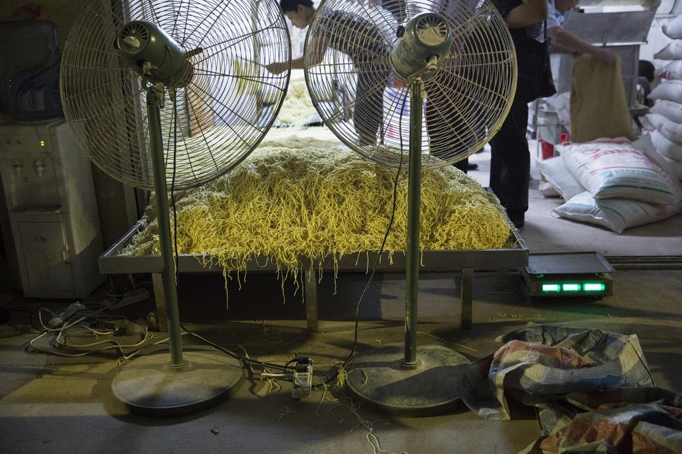 黑作坊深夜產(chǎn)熱干面 工人摳腳后手抓面粉 黑作坊深夜產(chǎn)熱干面 工人摳腳后手抓面粉