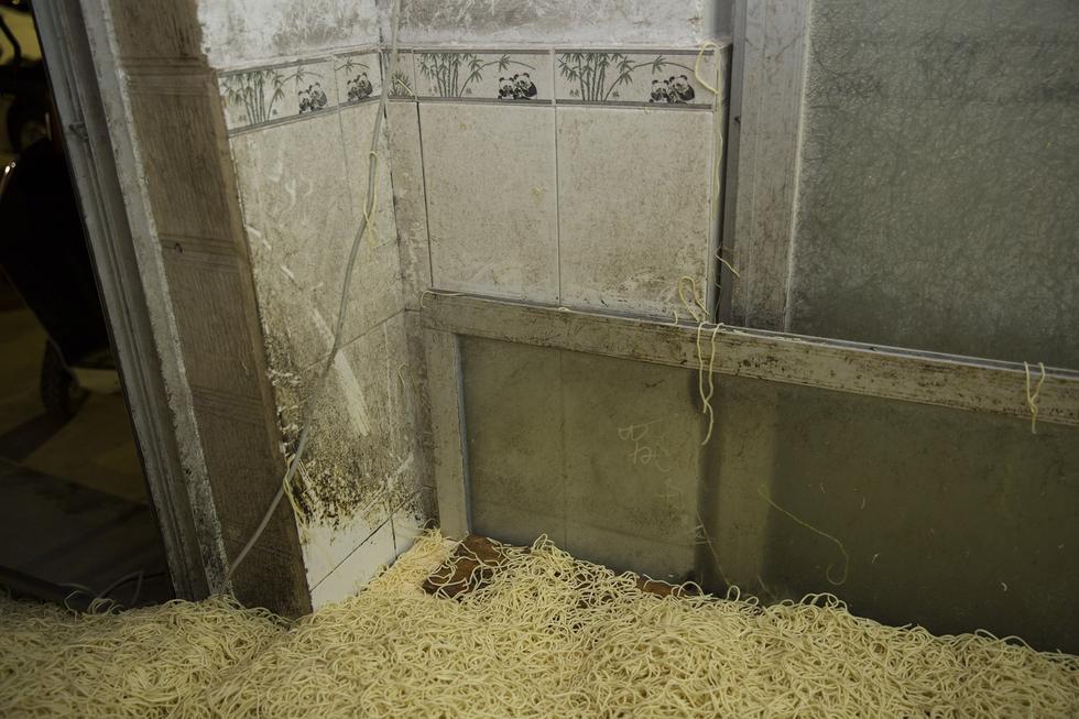 黑作坊深夜產(chǎn)熱干面 工人摳腳后手抓面粉 黑作坊深夜產(chǎn)熱干面 工人摳腳后手抓面粉