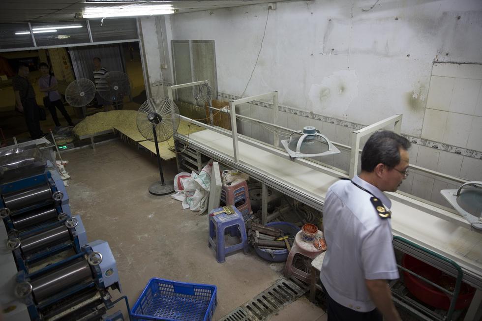 黑作坊深夜產(chǎn)熱干面 工人摳腳后手抓面粉 黑作坊深夜產(chǎn)熱干面 工人摳腳后手抓面粉