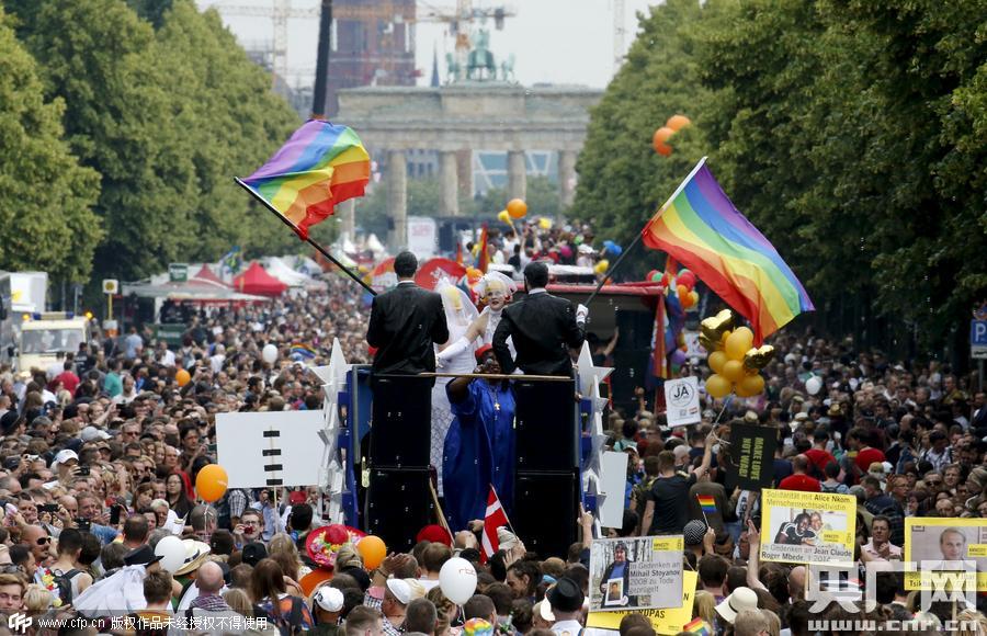 德國(guó)柏林，當(dāng)?shù)嘏e行同性戀驕傲大游行