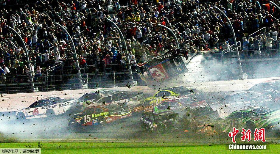 美國(guó)納斯卡賽發(fā)生連環(huán)相撞 賽車(chē)幾近解體 美國(guó)納斯卡賽發(fā)生連環(huán)相撞 賽車(chē)幾近解體