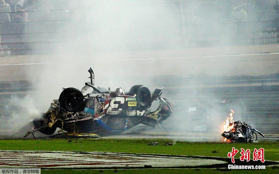 美國(guó)納斯卡賽發(fā)生連環(huán)相撞 賽車(chē)幾近解體