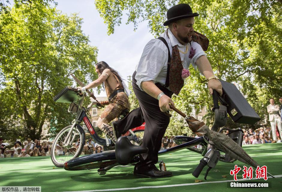 倫敦紳士運動會 騎車“擊傘”人仰馬翻 倫敦紳士運動會 騎車“擊傘”人仰馬翻