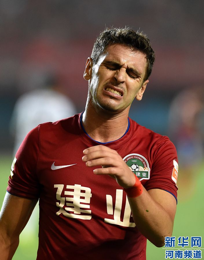 7月19日，河南建業(yè)隊(duì)球員伊沃錯失破門機(jī)會。新華社記者李博攝