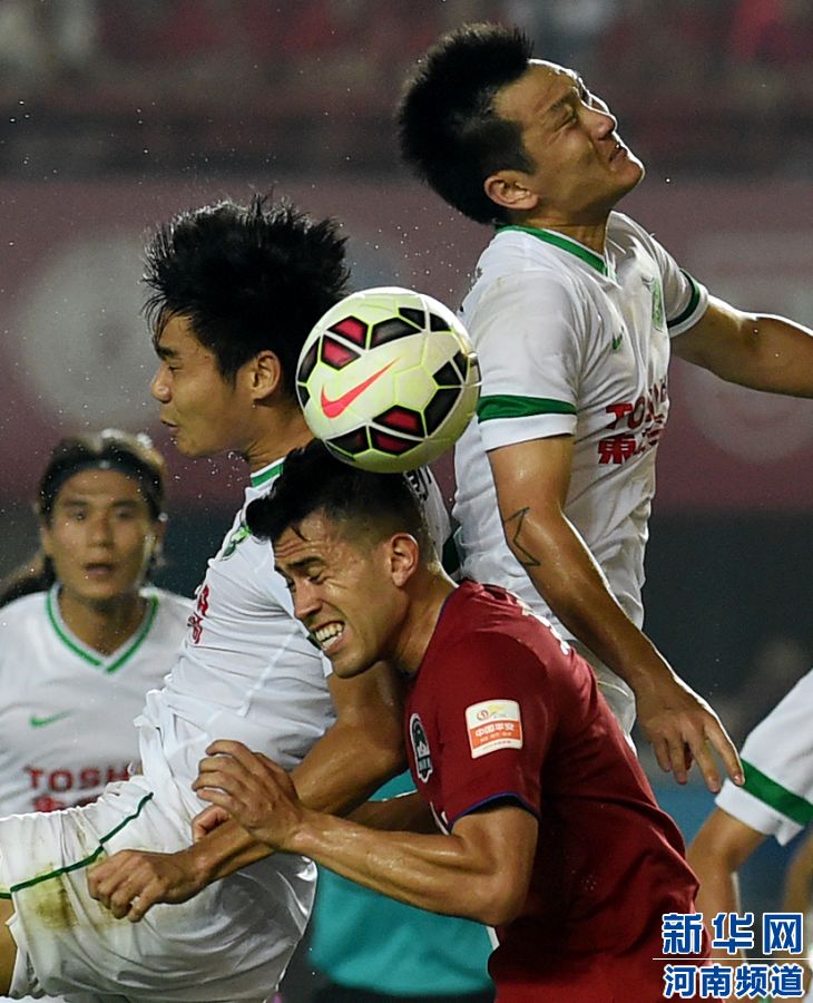 7月19日，河南建業(yè)隊(duì)球員哈維爾（右二）在比賽中與對手爭搶頭球。