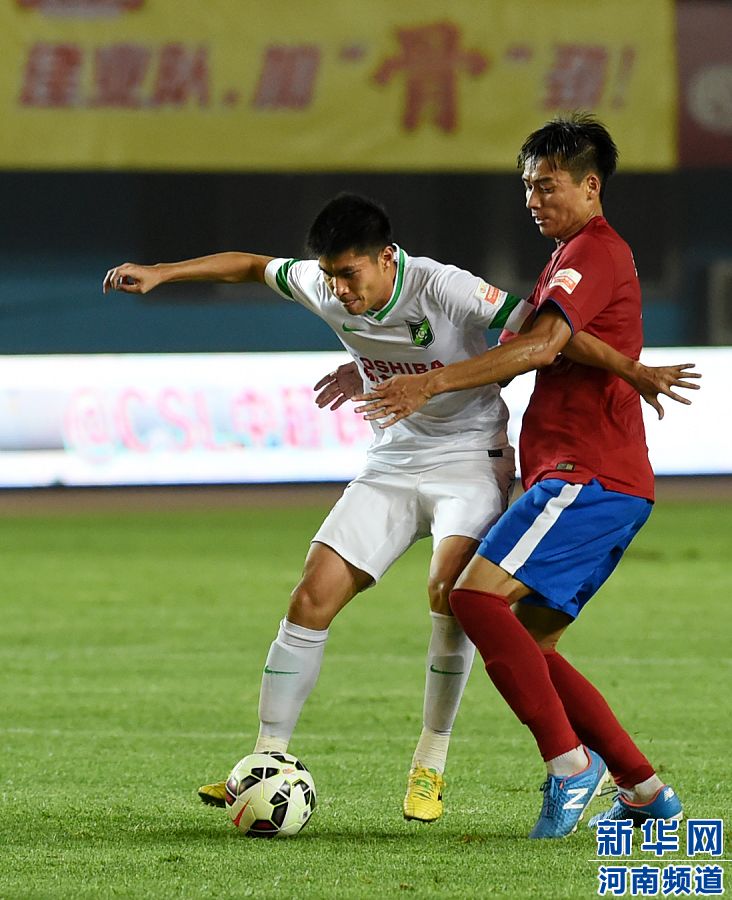 7月19日，杭州綠城隊(duì)球員黃希揚(yáng)（左）在比賽中控球。