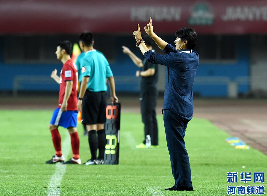7月19日，河南建業(yè)隊(duì)主教練賈秀全（右一）在場邊指揮。