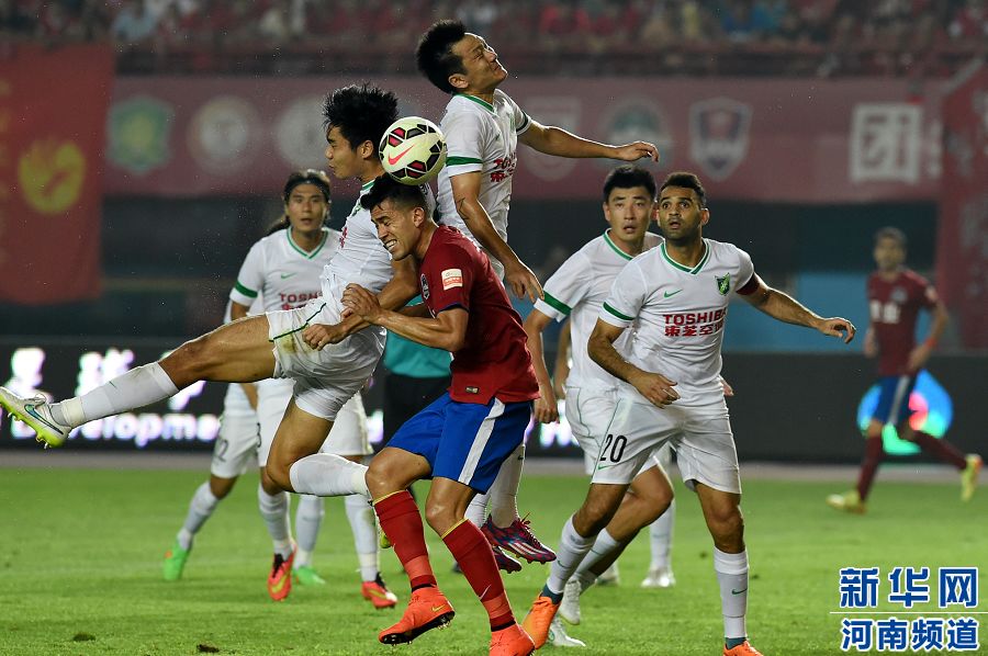 7月19日，河南建業(yè)隊(duì)球員哈維爾（前排左二）在比賽中與對手爭搶頭球。