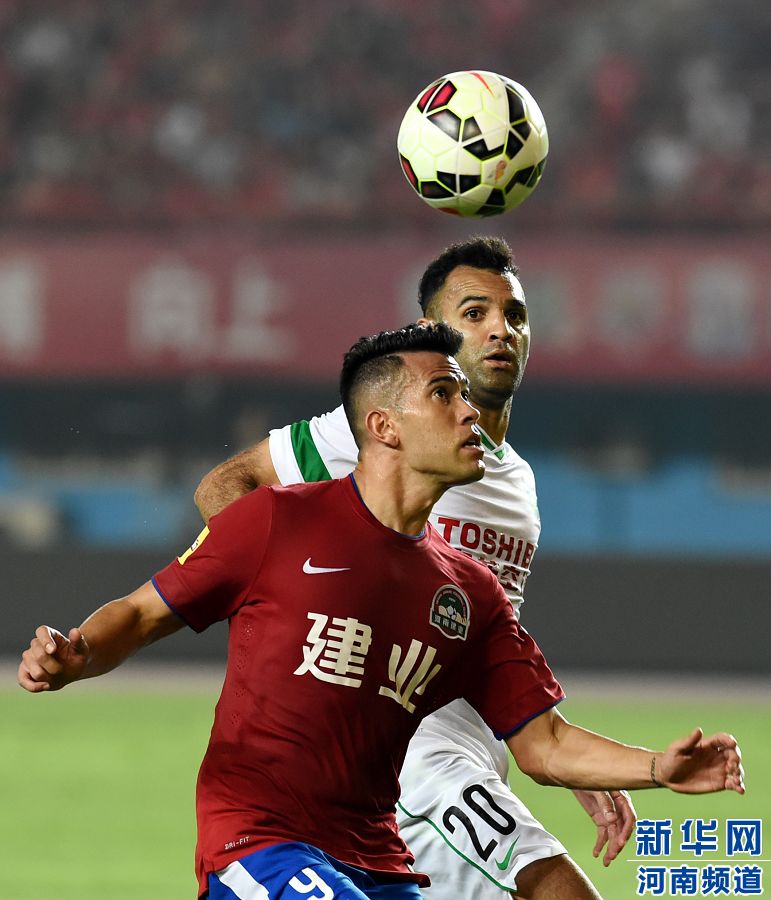7月19日，河南建業(yè)隊(duì)球員哈維爾（前）在比賽中拼搶。