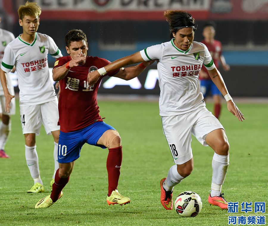 　7月19日，杭州綠城隊(duì)球員趙宇豪（右）在比賽中爭搶。