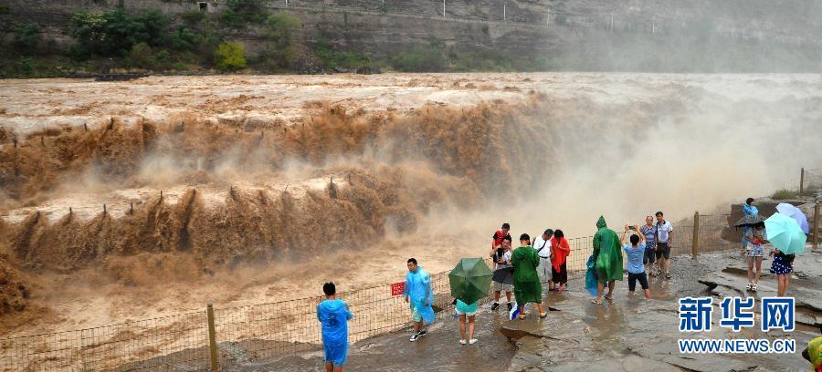 8月2日，游客在山西吉縣黃河壺口瀑布景區(qū)游覽觀瀑。