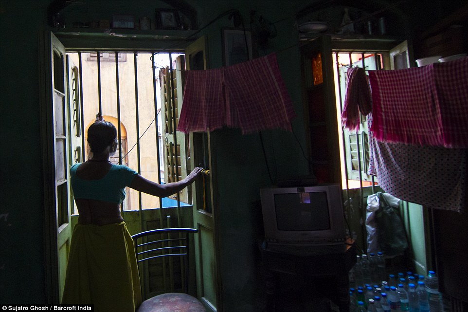 72歲的Maya Banarjee說(shuō)：“我已經(jīng)太老了，但是我不會(huì)離開(kāi)?！? complete=