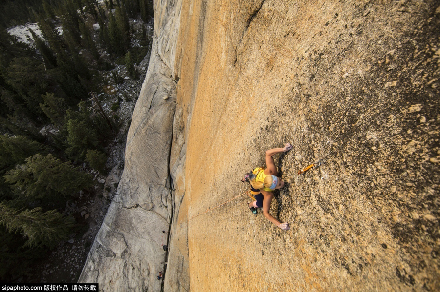 美國22歲女攀巖家挑戰(zhàn)高難度垂直懸崖 美國22歲女攀巖家挑戰(zhàn)高難度垂直懸崖