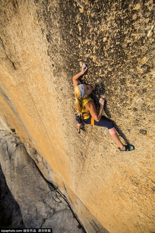 美國22歲女攀巖家挑戰(zhàn)高難度垂直懸崖 美國22歲女攀巖家挑戰(zhàn)高難度垂直懸崖