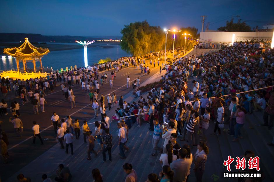 數(shù)萬民眾前來黃河邊觀看河燈。 張云 攝