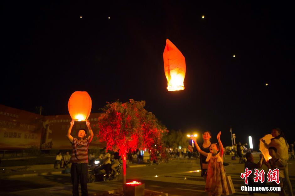 民眾燃起孔明燈助興。 張云 攝