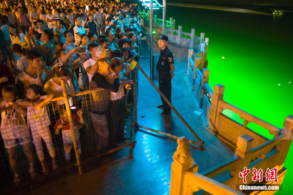 特警為河燈節(jié)保駕護(hù)航。 張云 攝