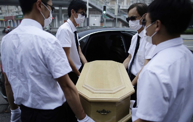 上海，花床、木棺、挽聯(lián)，在上海市閔行區(qū)一處私密的悼念室內(nèi)，一場(chǎng)小型追悼儀式正在舉行。