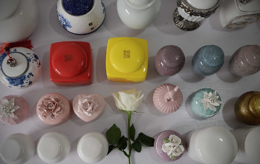 各種陶瓷罐是用來裝寵物骨灰的。