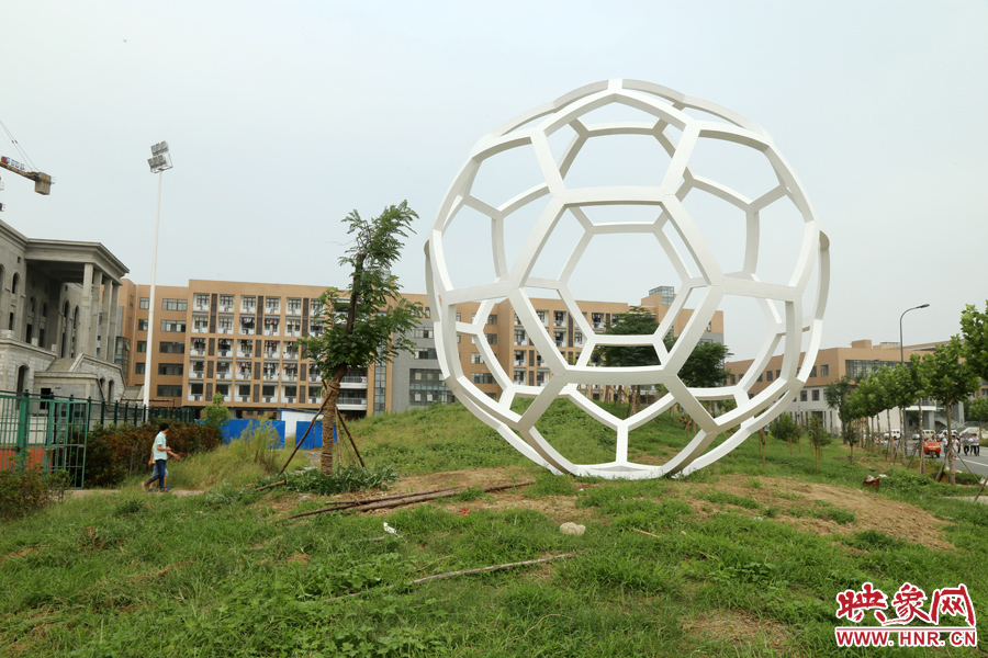這是一座多邊形曲面藝術(shù)品，直徑約6米，剛剛建成，目前還沒有命名。