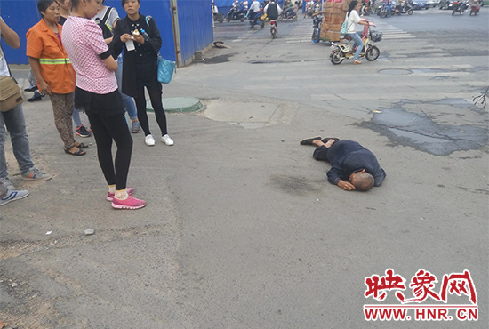 老人倒地后無人敢扶，過路市民拍照作證。