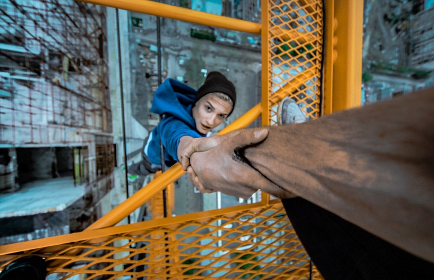 恐高癥慎入！俄羅斯小伙高空跑酷炫特技驚險(xiǎn)萬(wàn)分