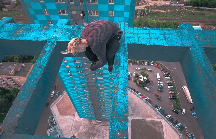 恐高癥慎入！俄羅斯小伙高空跑酷炫特技驚險(xiǎn)萬(wàn)分