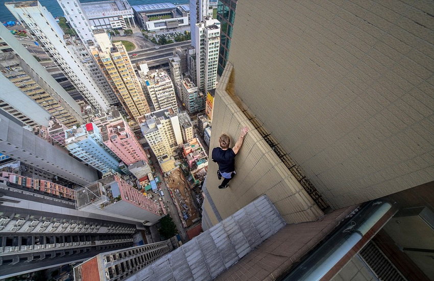 恐高癥慎入！俄羅斯小伙高空跑酷炫特技驚險(xiǎn)萬(wàn)分