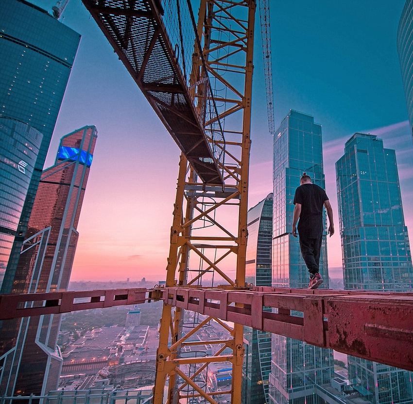 恐高癥慎入！俄羅斯小伙高空跑酷炫特技驚險(xiǎn)萬(wàn)分