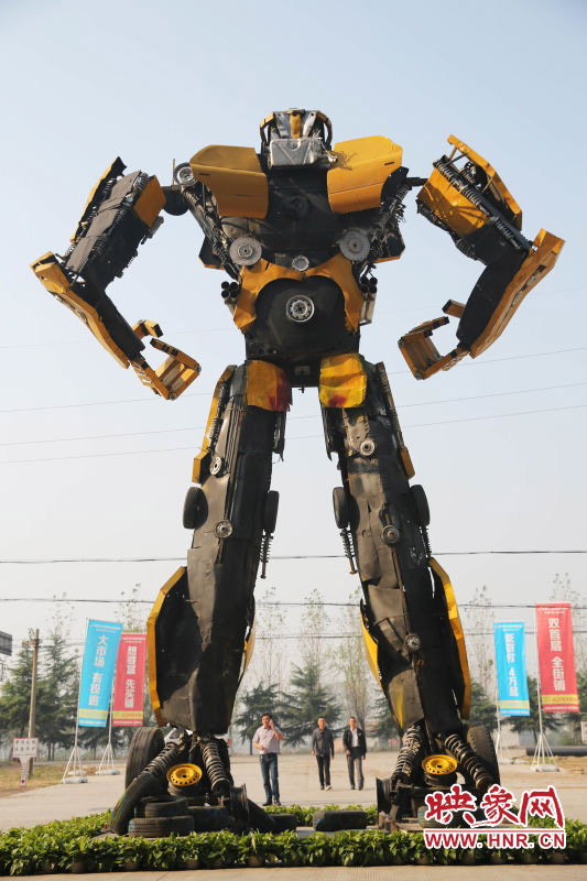 10月14日，一只高18米、寬8米的“變形金剛”矗立在河南省平頂山市寶豐縣一家企業(yè)門前。